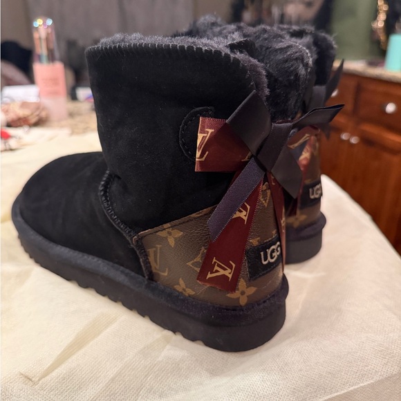 Unlisted designer like Black and Brown Boots with Ribbon Details - Picture 2 of 5